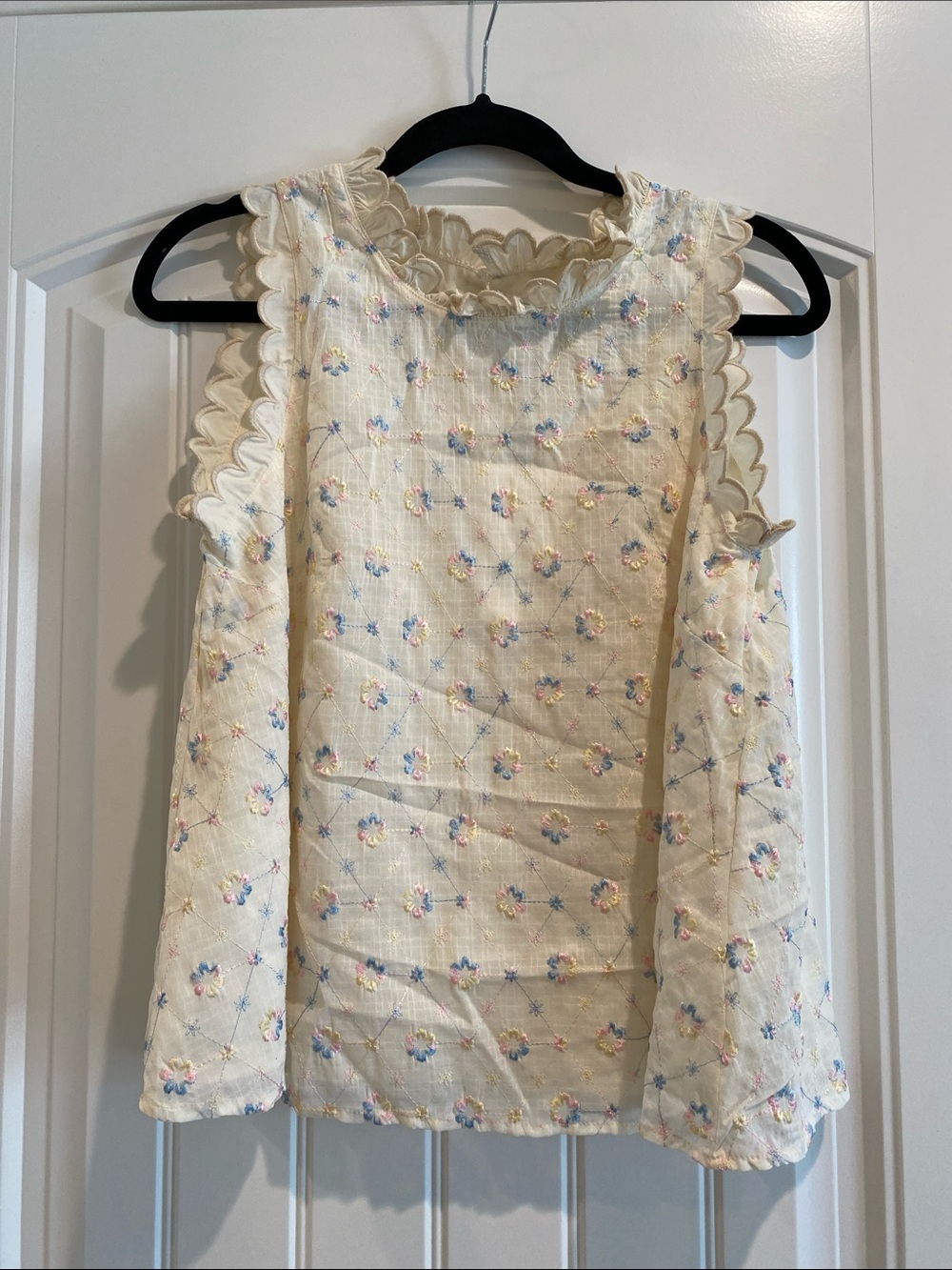 &Merci Sleeveless Scallop Trim Floral Embroidered Top - Cream